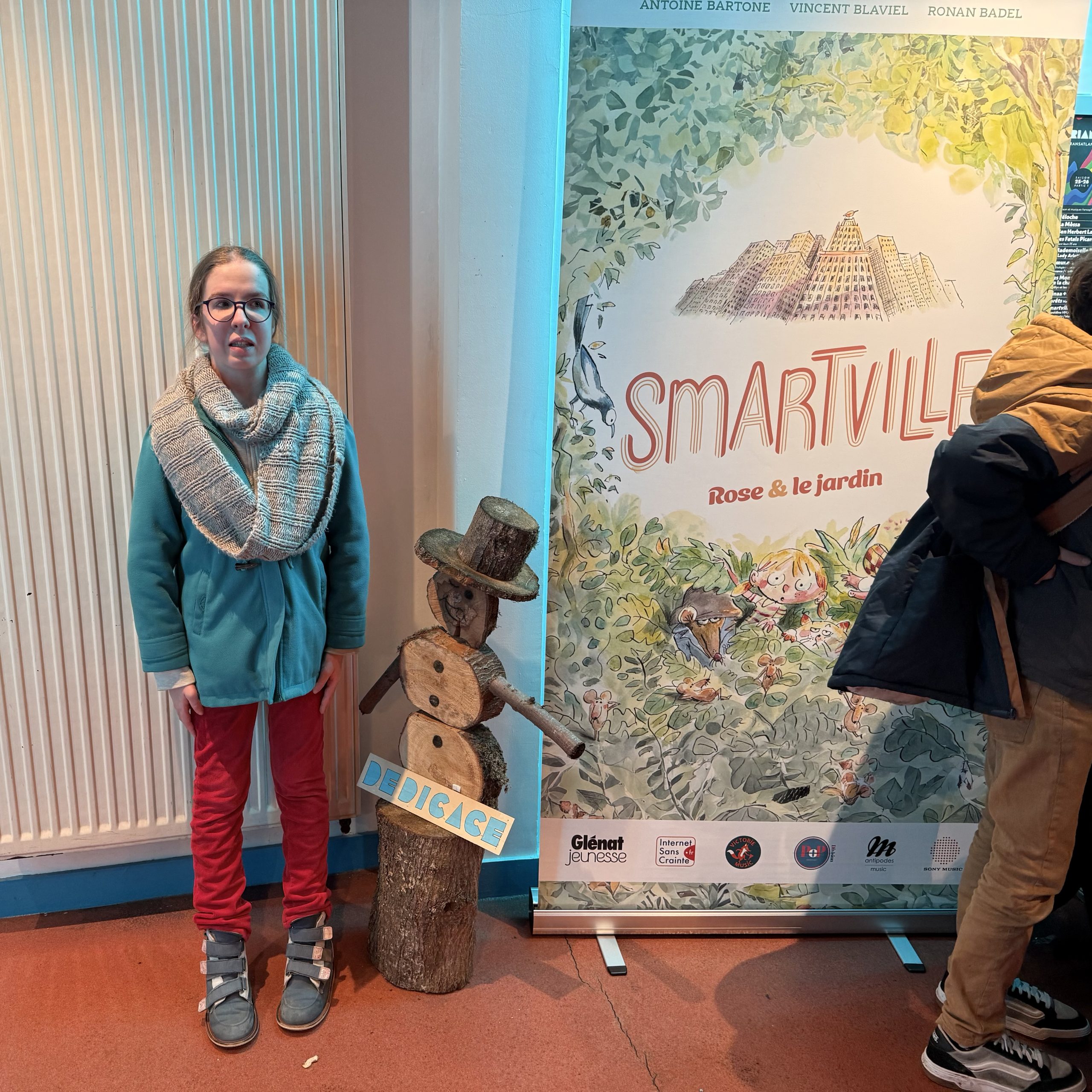 Louise qui attend son tour pour une dédicace de Smartville